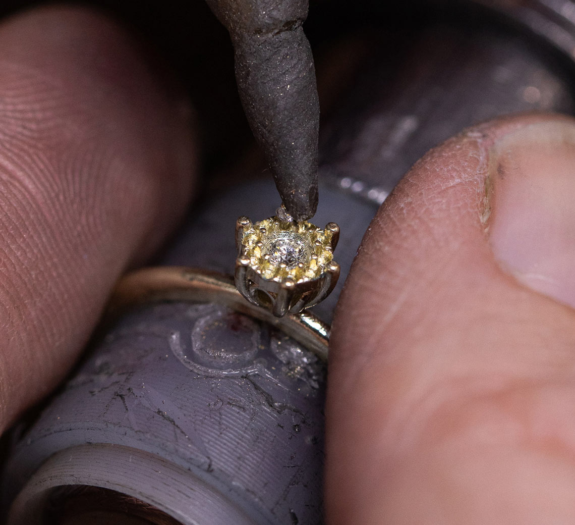 Vkladanie diamantu do korunky prsteňa