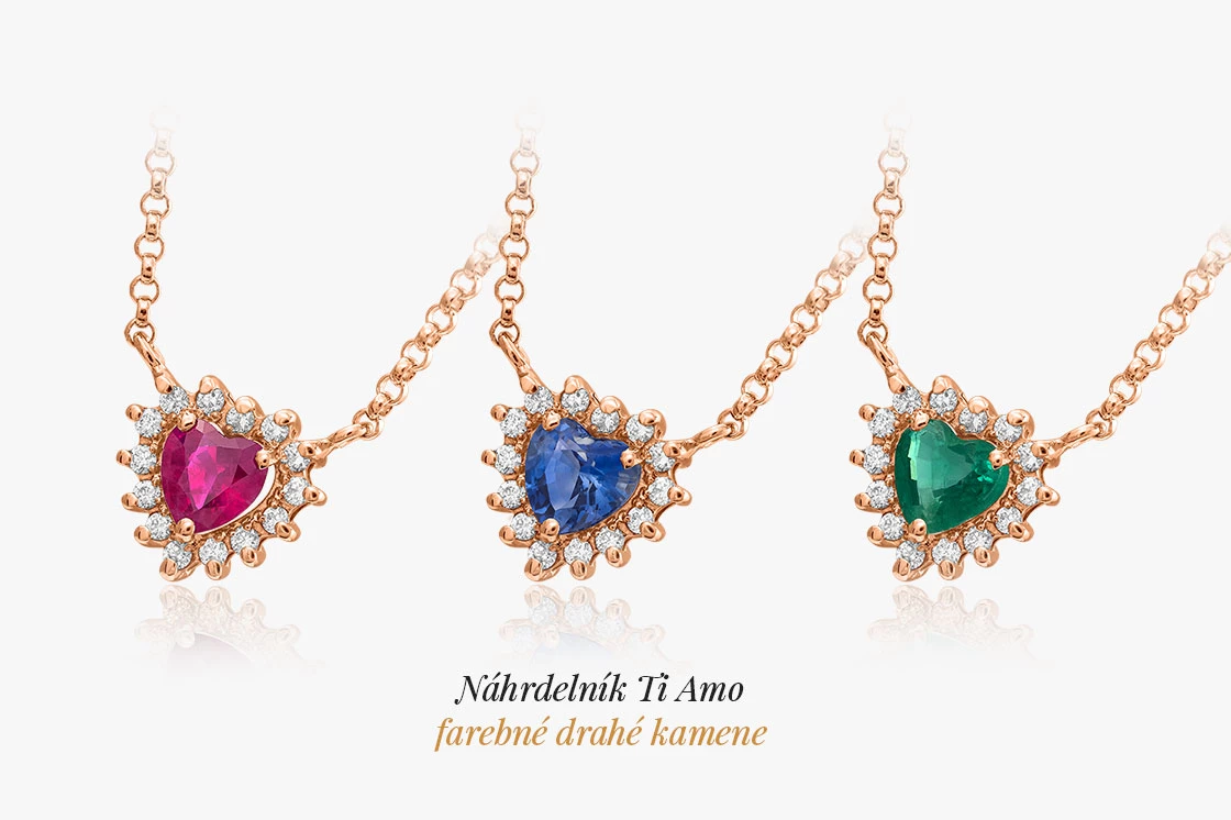 tri náhrdelníky v tvare srdca z ružového zlata, v ktorých sú osadené diamanty, smaragd, rubín, zafír