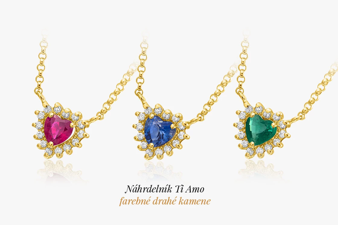 tri náhrdelníky v tvare srdca zo žltého zlata, v ktorých sú osadené diamanty, smaragd, rubín, zafír