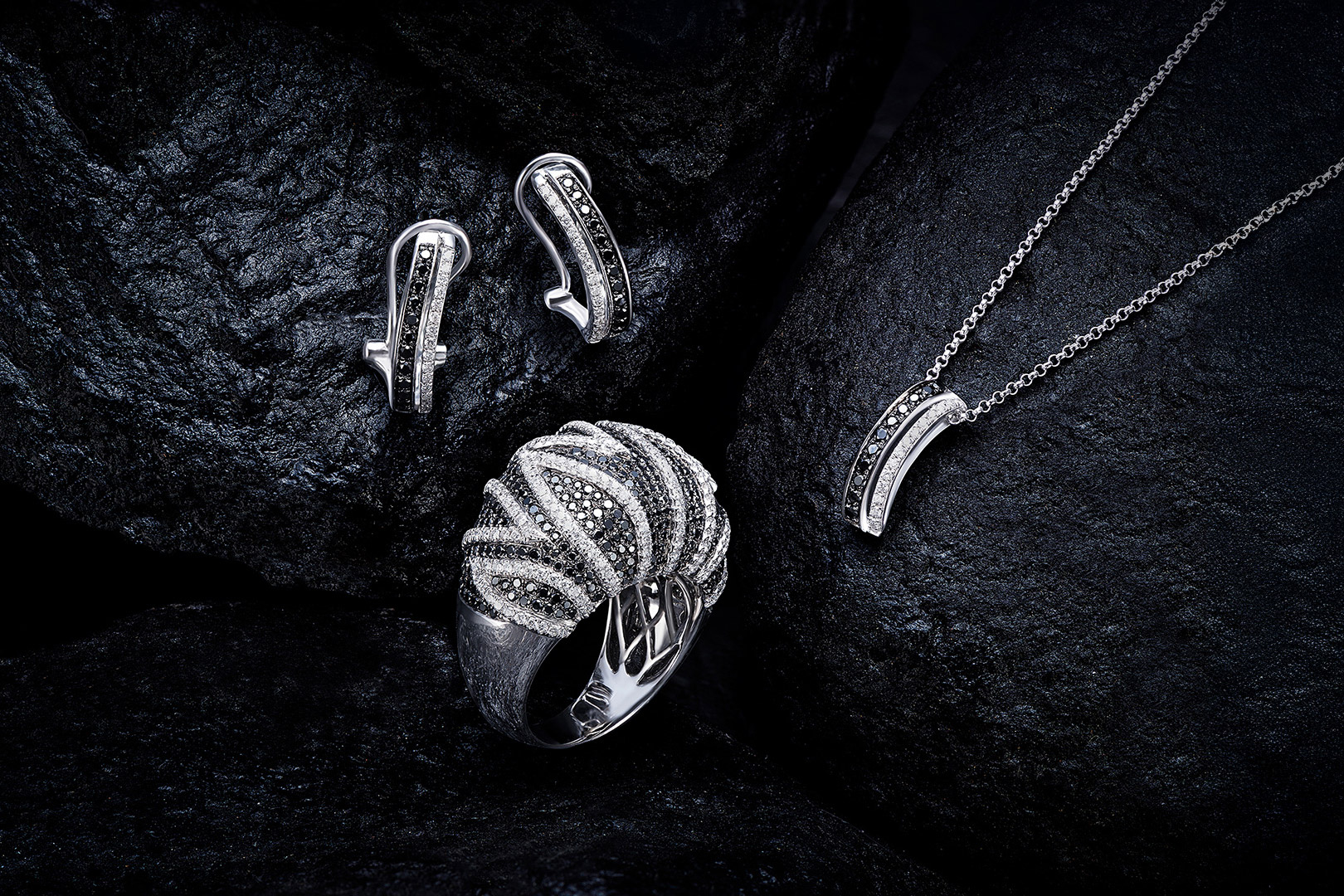 Blog - Čierny diamant: Ikona elegancie s nádychom tajomna