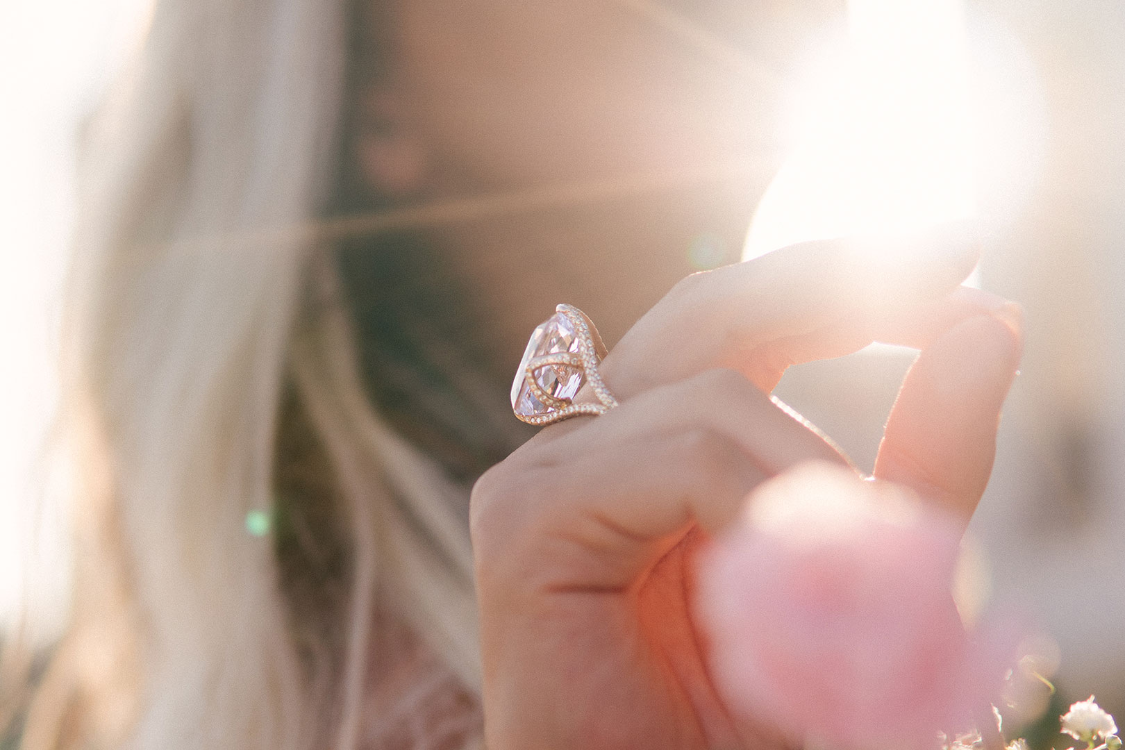 Objavte najúžasnejšie zásnubné prstene s farebnými drahokamami!