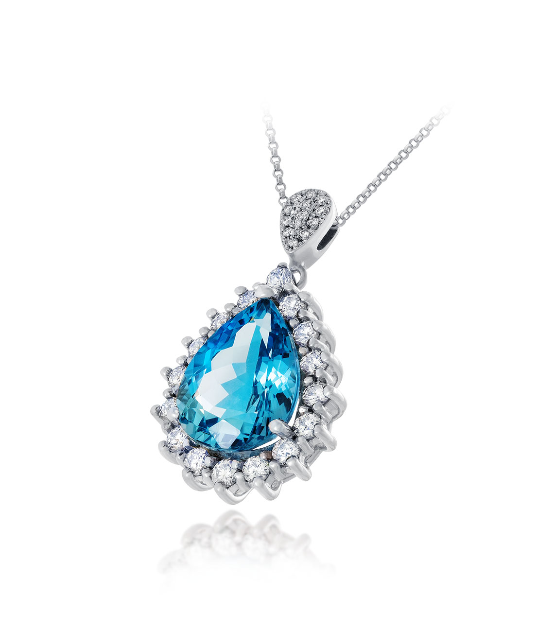 Prívesok z bieleho zlata s diamantmi a modrým kameňom.