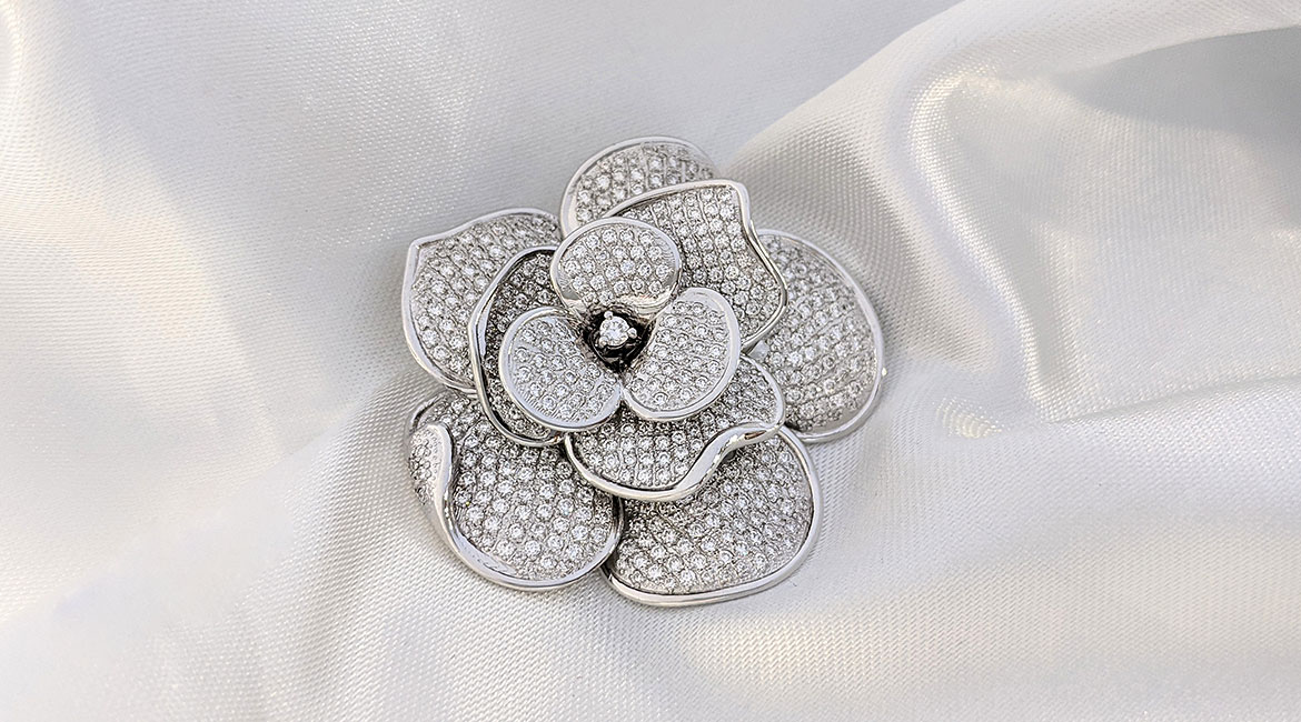 Přívěsek z bílého zlata s diamanty