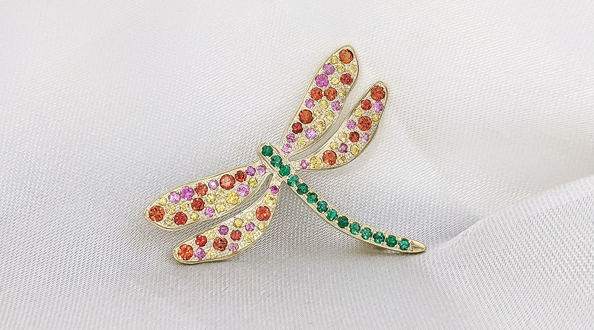 Romantická drahokamová brož