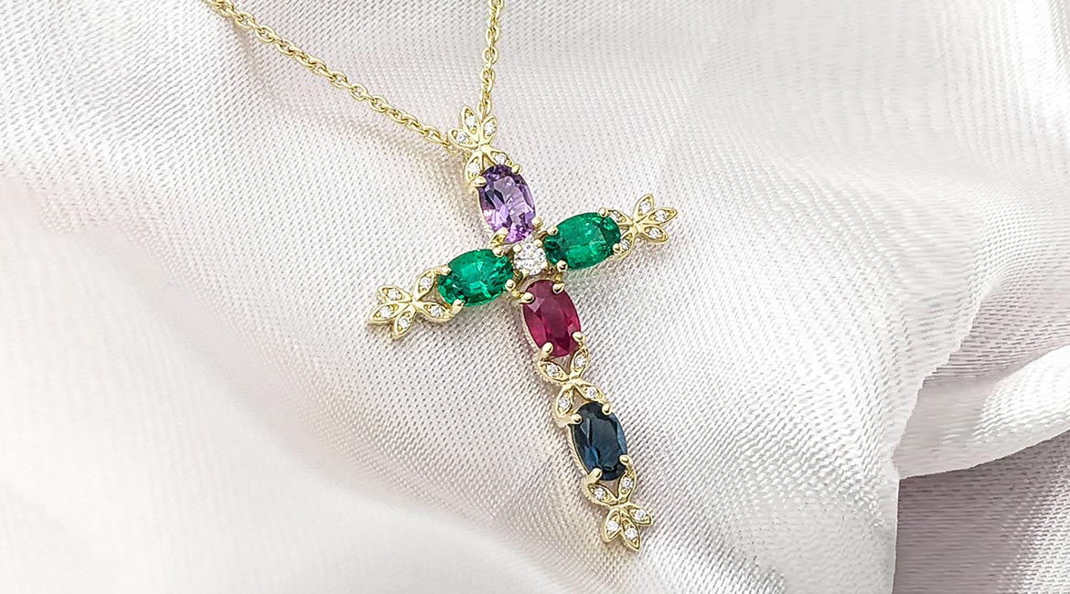 Křížek s přírodními kameny