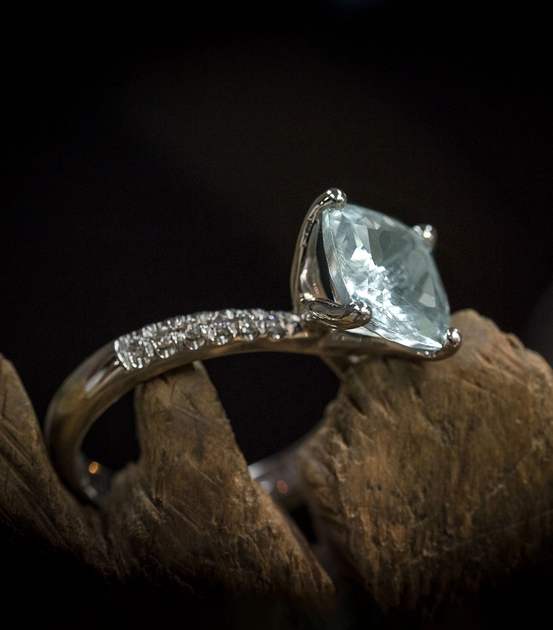 Detail na prsteň s akvamarínom a diamantmi