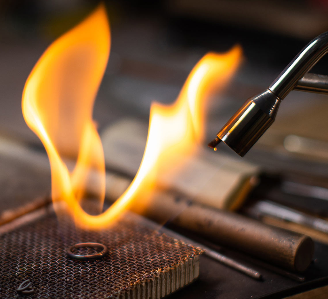 Zahřívání šíny prstenu plynovým hořákem