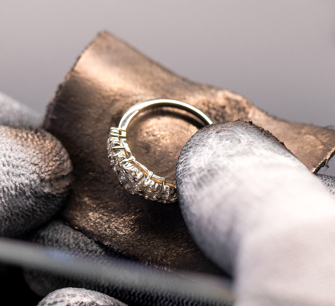 Vizuální kontrola šperku během leštění