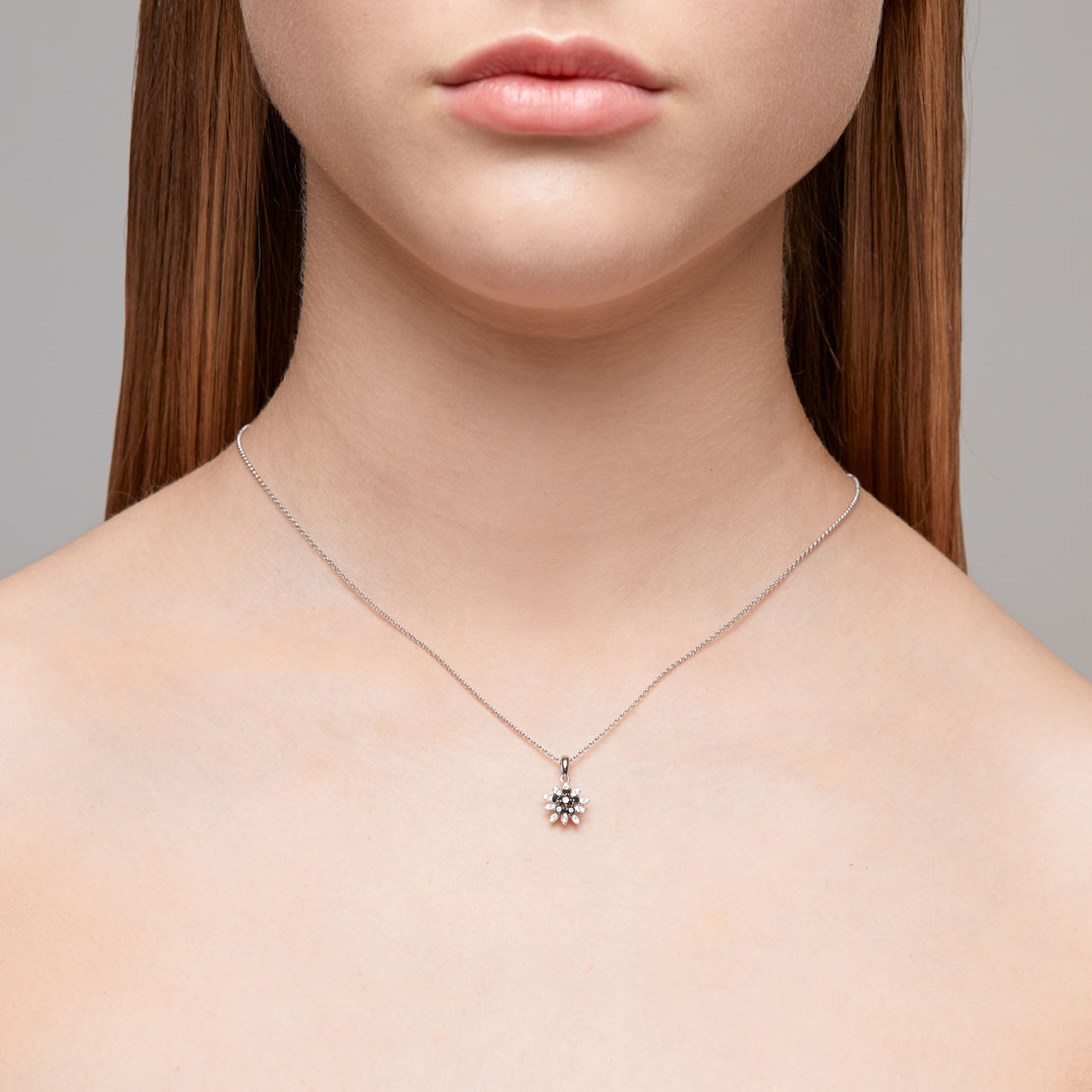 Diamantový prívesok Black rose, biele zlato